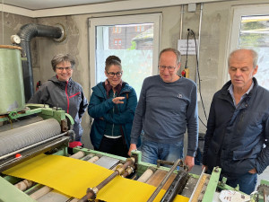 Irene (links) und Fredy Mooser (3. v. l.) stellen qualitativ hochstehende Mittelwände her